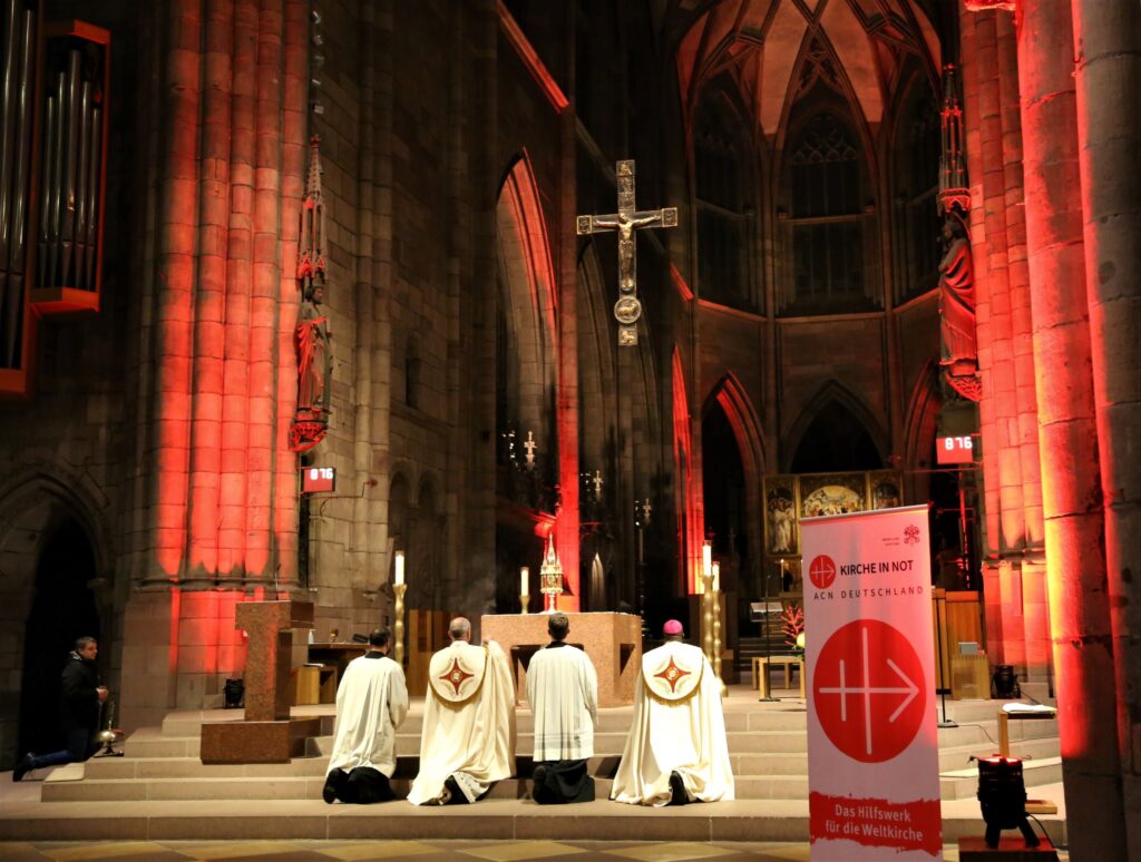 Das Freiburger Münster am Red Wednesday 2022